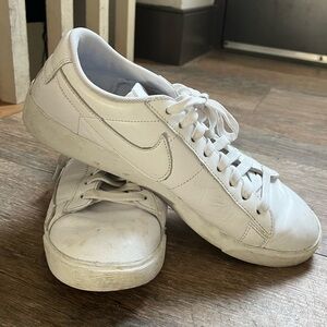Nike Women's Blazer Low LE Triple White Shoes AV9370 111 Size 9